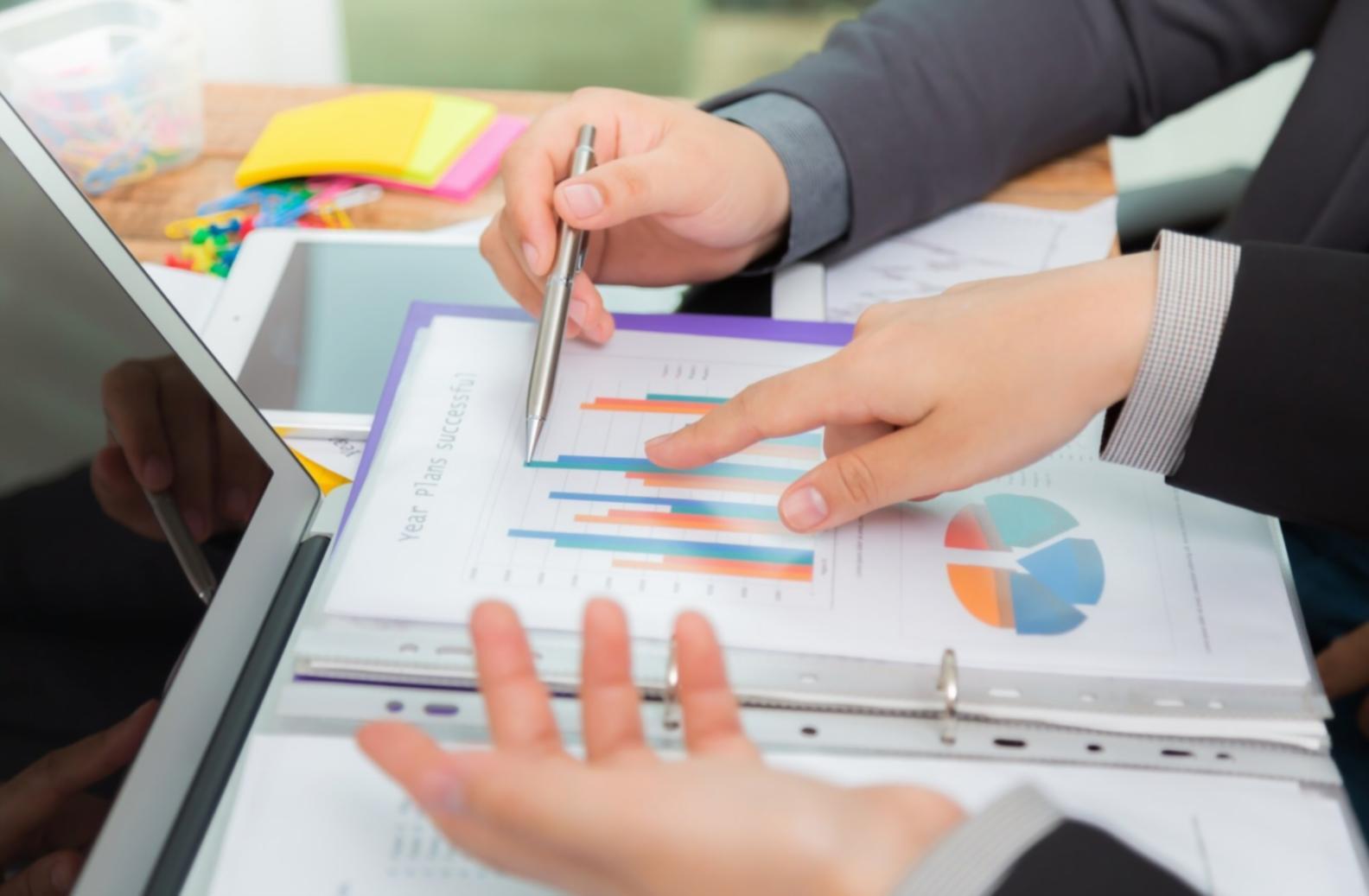 Documentos financieros organizados y análisis de datos económicos
